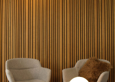 Panel acústico alistonado de madera para sala de espera en una clínica