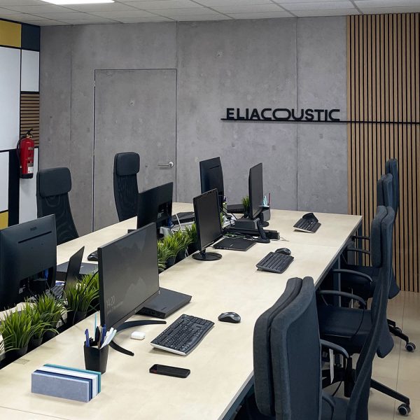Regular Eco Panel Imprima painéis acústicos em um escritório acusticamente condicionado.